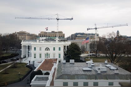 Vista de la Casa Blanca, incluyendo el Ala Oeste y la construcción del nuevo salón de baile (Archivo)