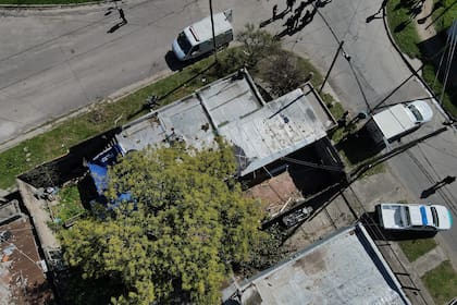 Vista de la casa donde encontraron los cuerpos de las tres jóvenes desaparecidas el viernes