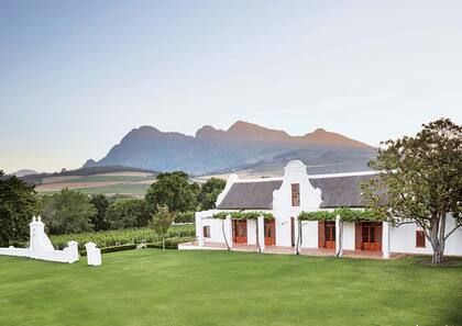 Vista de la casa principal y el inicio de la inmensa huerta donde se cultivan esencias para perfumería y lo que se sirve en los restaurantes de la finca.
