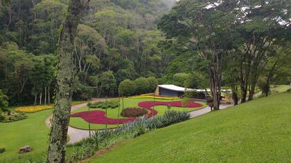 Vista de la casa que Roberto Burle Marx diseñó en conjunto con Oscar Niemeyer en Brasil