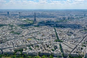 Cómo se ven las calles de París, la peregrinación a la Meca y una tormenta de polvo en Kuwait desde un drone