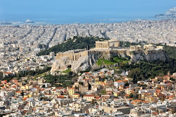 Vista de la ciudad de Atenas y la acrópolis desde la colina del Monte Licabeto. La historia de Atenas se extiende más de tres mil años, lo que la convierte en una de las ciudades habitadas más antiguas.