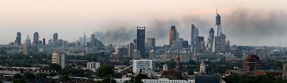 Vista de la ciudad de Londres con grandes columnas de humo productos de los incendios en la ciudad