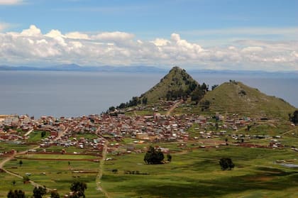 Vista de la Copacabana de Bolivia junto al lago Titicaca.