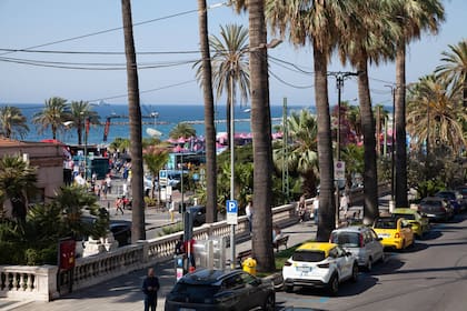 Vista de la costanera con palmeras frente al Mediterráneo.