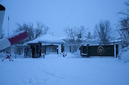 Vista de la entrada de la colonia penitenciaria en la ciudad de Kharp, en la región de Yamalo-Nenets, a unos 1900 kilómetros al noreste de Moscú, Rusia, el martes 23 de enero de 2024.