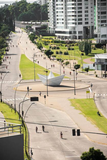 Vista de la escultura Barquito de papel de chapa acanalada que desde 2013 ocupa un espacio central en Puerto Norte.