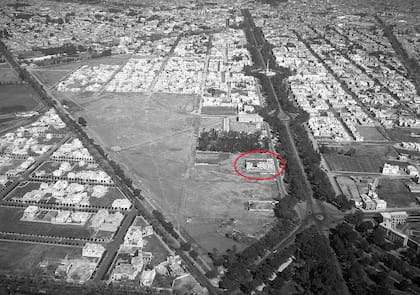 Vista de la esquina de Reforma y Río Elba en los años 20, cuando la casona gótica aún era una residencia privada