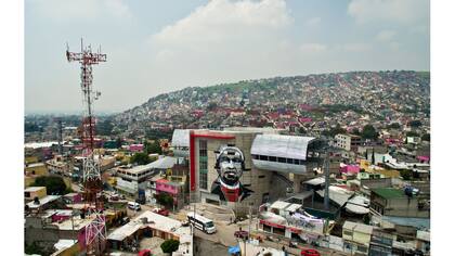 Vista de la estación de teleférico con el mural de David Flores