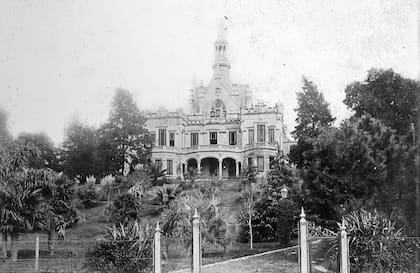 Vista de la fachada principal de la Quinta Loreley desde la Avenida Luis María Campos.
