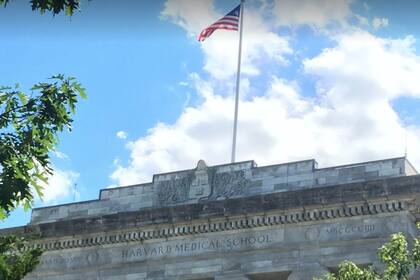 Vista de la facultad de Medicina de Harvard; el director de la morgue habría traficado restos humanos robados