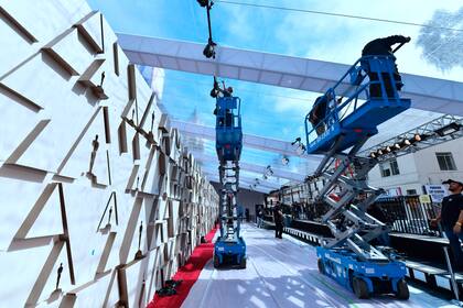 Vista de la futura alfombra roja donde se presentaran los talentos más importantes de la industria cinematográfica