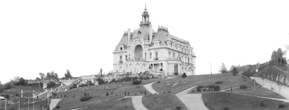 El barrio toma el nombre de una antigua mansión que había en la zona años atrás llamada "La Lucila"