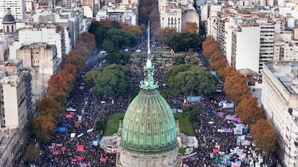 Vista de la masiva protesta en reclamo por la violencia de género al que se sumaron los tres últimos femicidios de Agostina, Dulce y Noelia