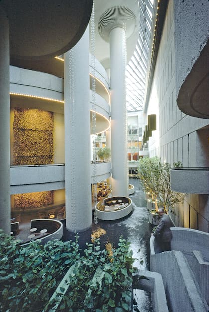Vista de la obra "Gran muro" instalada en el Peachtree Plaza Hotel, Atlanta, Estados
Unidos, 1976