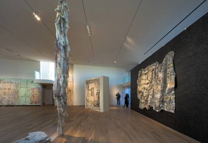 Vista de la planta baja de la Fundación Cervieri Monsuárez, donde se exhibe la muestra "Latente", de Eduardo Cardozo