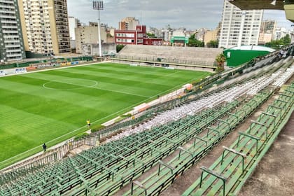 Vista de la platea del estadio Ricardo Etcheverri, del club Ferrocarril Oeste.