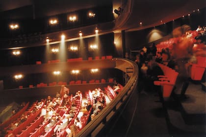 Vista de la platea del Teatro Presidente Alvear con sus palcos, su pullman y sus 800 butacas en la segunda sala más importante, por ubicación y capacidad, del Complejo Teatral de Buenos Aires
