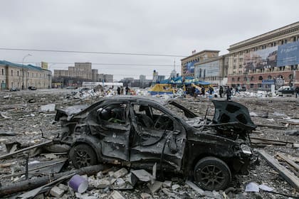 Vista de la plaza central de Kharkiv, la segunda ciudad de Ucrania, tras bombardeos rusos, el 1 de marzo de 2022. (AP Foto/Pavel Dorogoy)