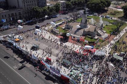 Vista de la Plaza de los Dos Congresos con el drone de LA NACION