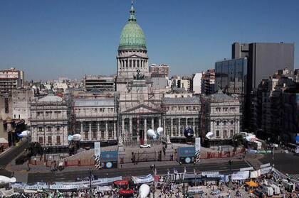 Vista de la Plaza de los Dos Congresos con el drone de LA NACION