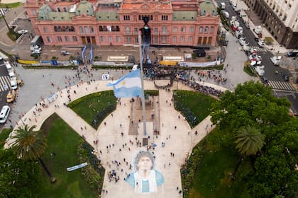 Vista de la Plaza de Mayo durante el velatorio de Diego Maradona