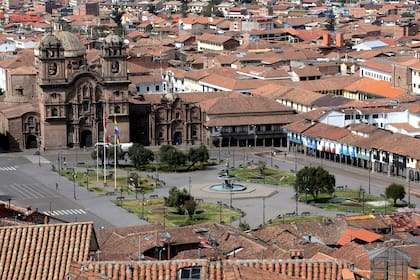 Vista de la plaza principal vacía en Cuzco, Perú, el 24 de junio de 2020, en plena pandemia de coronavirus