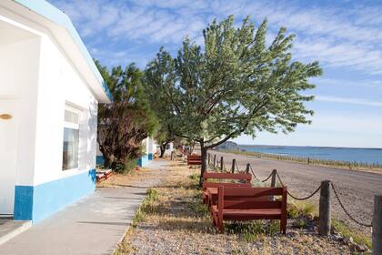 Vista de la primera línea de casas en Bahía Bustamante.
