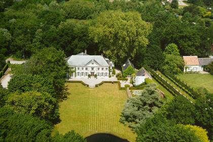 Vista de la propiedad, construida en 1890 y comprada por Vermeulen en 1991, rodeada de buxus y árboles centenarios.
