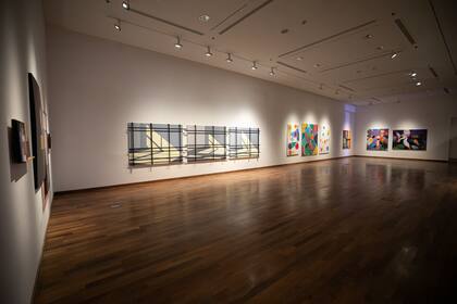 Vista de la Sala 502 del CCK, con pinturas de Leila Tschopp, Graciela Hasper y Carlos Bissolino