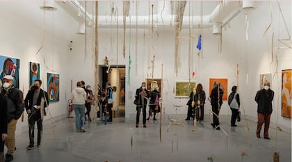 Vista de la sala con obras de Cecilia Vicuña en la 59a edición de la Bienal de Venecia