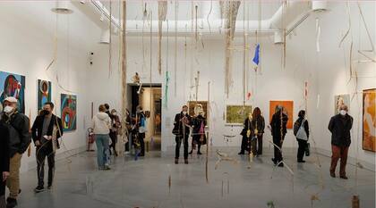 Vista de la sala con obras de Cecilia Vicuña en la 59a edición de la Bienal de Venecia