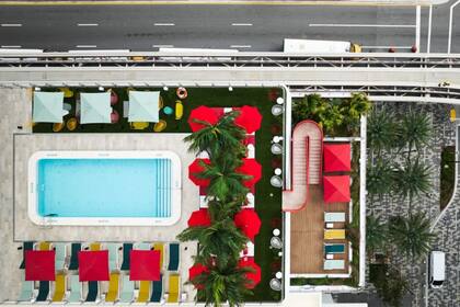Vista de la terraza con piscina, que abrirá en los próximos meses