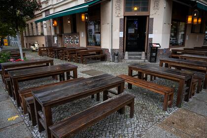 Vista de la terraza de un restaurante vacío en Berlín el 29 de octubre de 2020, antes de una semi cuarentena a partir del 2 de noviembre de 2020, que incluirá el cierre de bares y restaurantes en Alemania