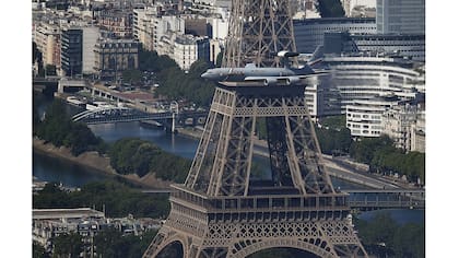vista de la Torre Eiffel, mientras pasa un avión de la fuerza aérea