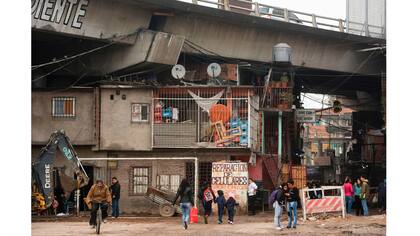 Vista de la villa 31 bajo la autopista Illia en Buenos Aires, Argentina,