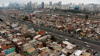 Vista de la villa 31 cruzada por la autopista Illia en Buenos Aires, Argentina,