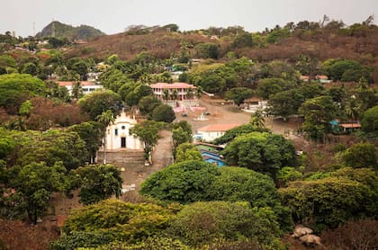 Vista de la villa de Fernando de Noronha con el Forte dos Remedios