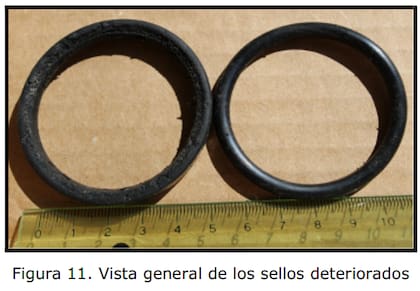 Vista de las piezas averiadas proporcionada por la Junta de Investigación de Accidentes de Aviación Civil que muestran la degradación sufrida en el Learjet 25-D (LV-WLG). (Imagen cortesía JIAAC)