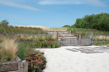 Vista de las terrazas de quebracho en primera línea de mar para resguardar el jardín y sus plantas