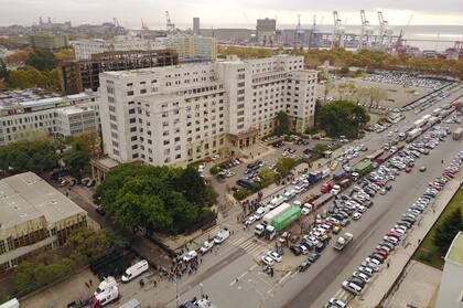 Vista de los alrededores de Comodoro Py, mientras se espera la llegada de Cristina