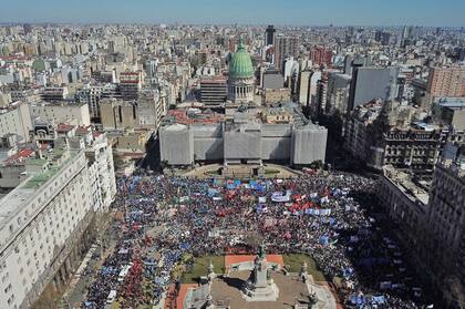 Vista de los alrededores del Congreso durante el tratamiento de la ley de emergencia alimentaria