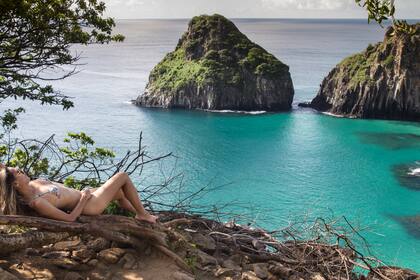 Vista de los morros Dois Irmãos en el mar turquesa de Noronha.