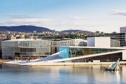 Vista de Oslo, capital de Noruega, con la fabulosa Ópera de Oslo (Operahuset) en primer plano. Diseñada por el estudio de arquitectura noruego Snøhetta, está inspirada en un témpano emergiendo del mar.
