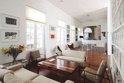 Vista de recepción. Muebles escandinavos de los 50, luminosas puertas ventana y, a la derecha, la Biblioteca de Arenales