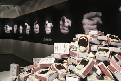 La serie Bocanada en cajas de fósforos, exhibida en Bienalsur