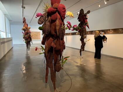 Vista de sala con algunas obras de Andrés Paredes exhibidas en el Sívori