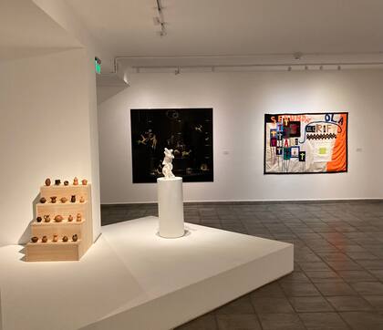 Vista de sala con dos de las obras premiadas, en el centro: las de Federico Lanzi (atrás) y de Verónica Meloni (adelante)