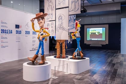 Vista de sala, con el vaquero estrella jutno a una cronología y bocetos de su evolución