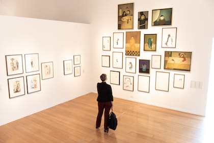 Vista de sala con obras de Emilia Gutiérrez, en la muestra Terapia en el Malba